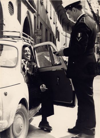 1961 Giorgio Vacchi alle prese con "al pulismàn" Luciano Ottomanelli 1961 Giorgio Vacchi alle prese con "al pulismàn" Luciano Ottomanelli